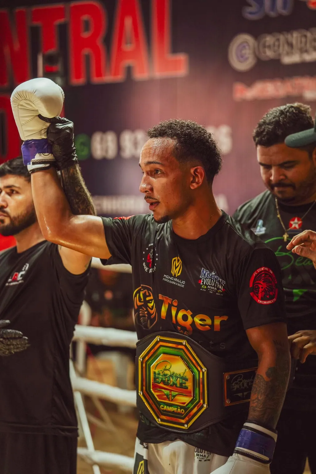 Kauã Campos com cinturão de campeão após vitória profissional